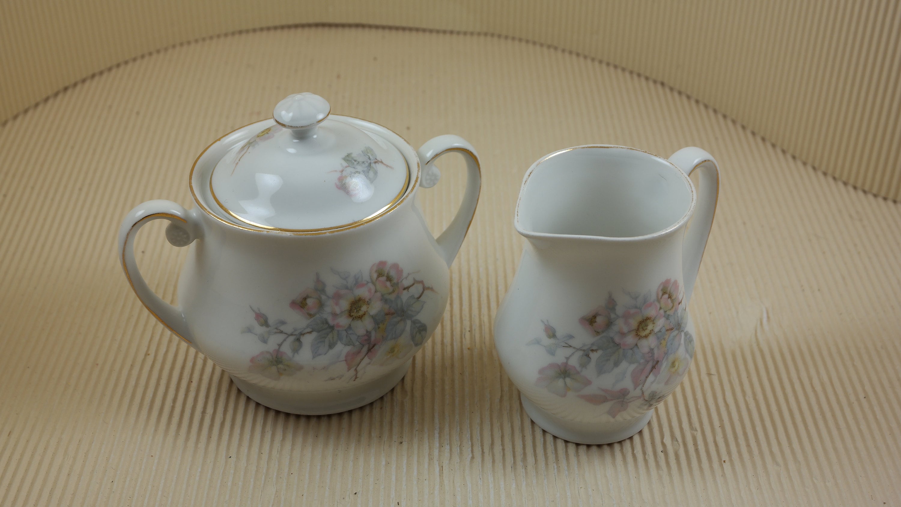 ヴィンテージ ドイツ ミルク ジャグとシュガー ボウルの花柄デザイン
