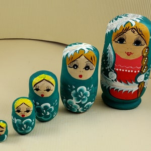 Vintage Russian lacquerware hand-painted wooden Matryoshka Nesting Doll set if five dolls