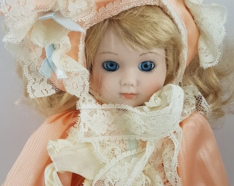 Muñeca vintage de porcelana bisque: vestido naranja victoriano, pelo rizado, cayado