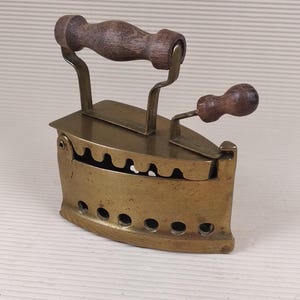 Vintage Mini Messing Bügeleisen kleines massives Eisen mit Holzgriff Sammlerstück