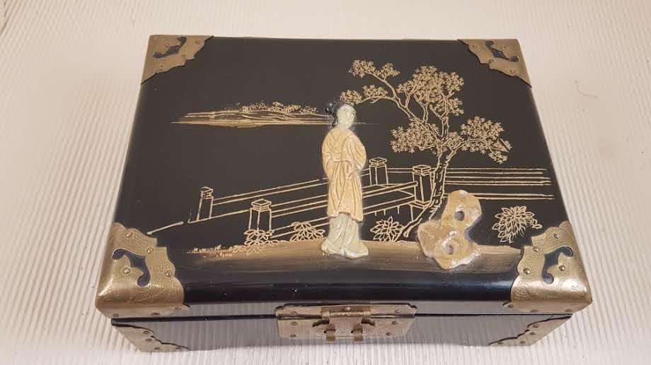 中国伝統工芸のアクセサリー入れ　ヴィンテージです Vintage Shanghai China Wood Jewelry Box With Brass Hardware