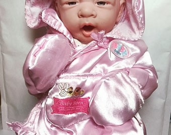 poupée de bébé fille nouveau-né vintage habillée