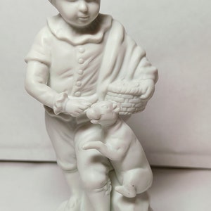 Stara porcelanowa figurka chłopiec z psem z biskwitowej porcelany Royal Munich