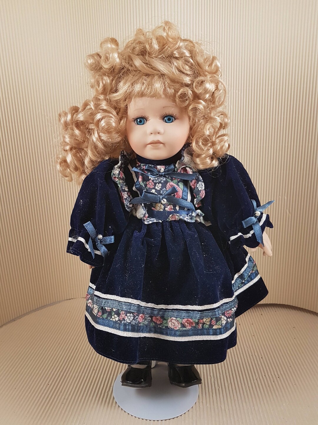 ヴィンテージビスク磁器人形：コレクター向けミディアムサイズの青い