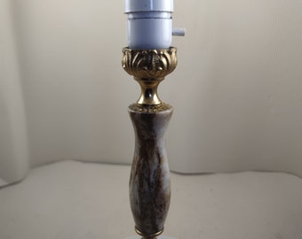Vintage linda lámpara base ónix mármol latón mediados de siglo italiano