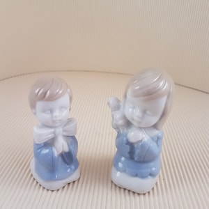 Figuras antiguas de porcelana de niños rezando