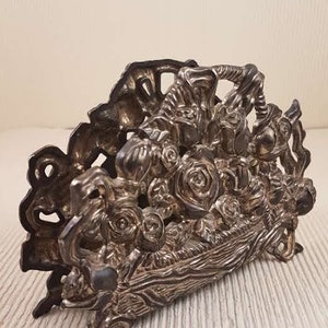 Bellissimo, vintage, decorativo, in stile Art Nouveau, metallo color argento, rose, porta tovaglioli/lettere raro da trovare