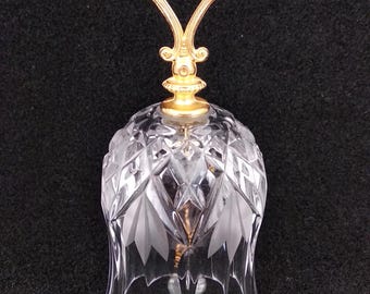 Campana de cristal tallado vintage de tamaño mediano con patrón de estrella y acabado dorado para servir la mesa.