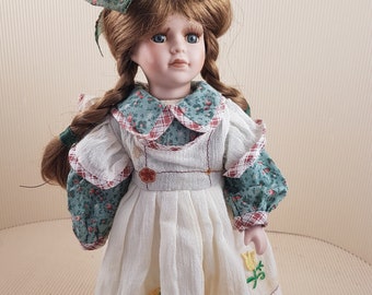 Vintage Bisquit Porzellan Puppe: Mittelgroße, altmodische weiße blaue Kleidung