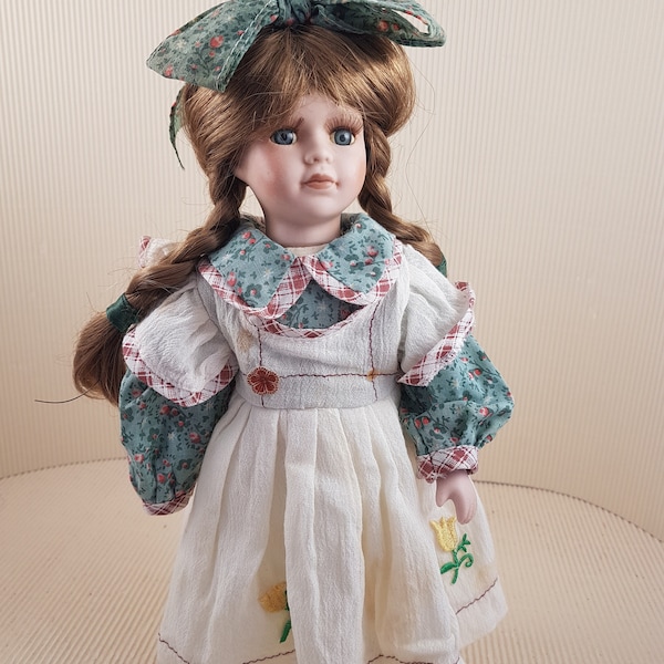 Vintage vieja encantadora muñeca de porcelana bisque coleccionable de tamaño mediano vestida a la antigua moda