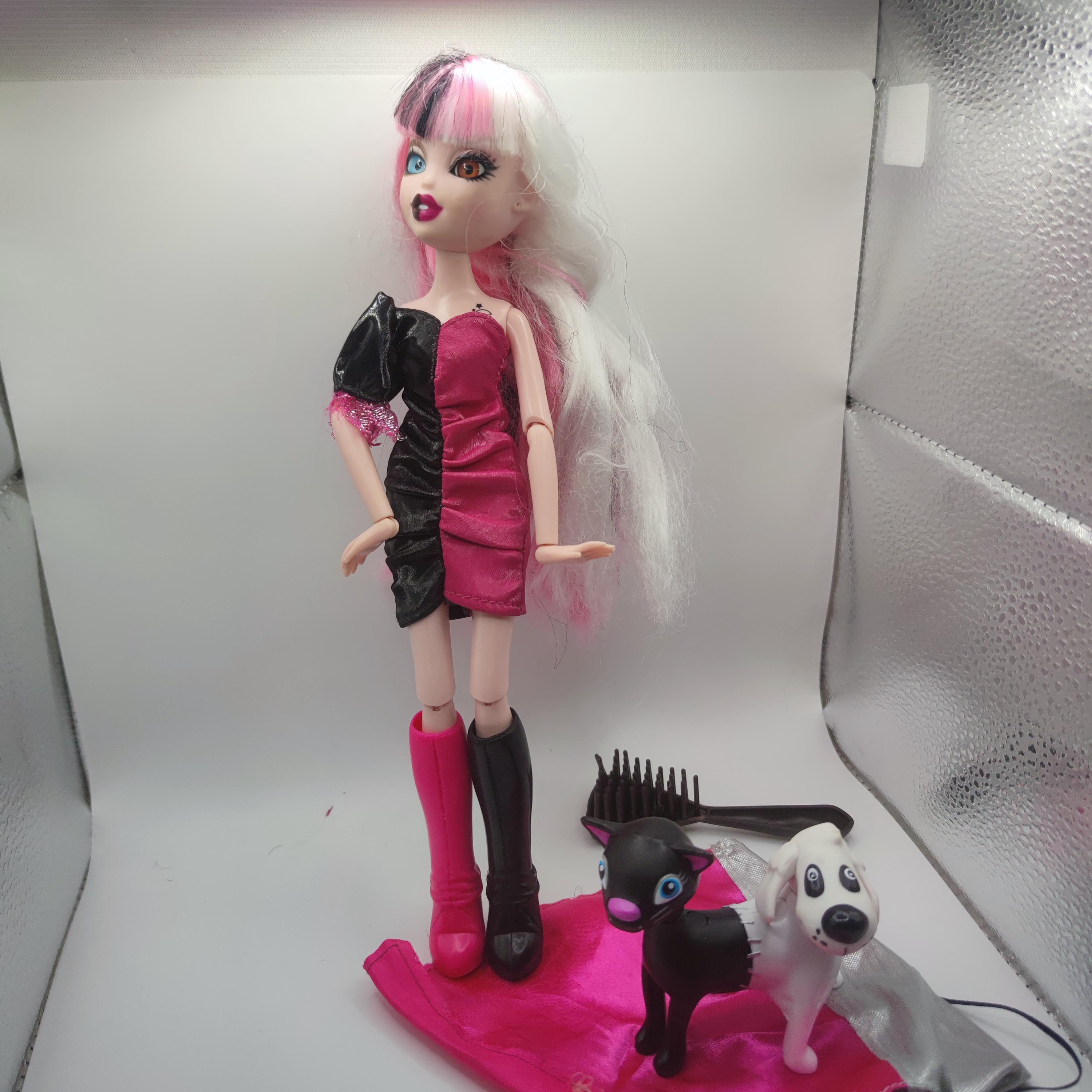 ブラッジラズ　魔女ドール Amazon.com: Bratzillaz Switch-A-Witch Doll, Single Pack