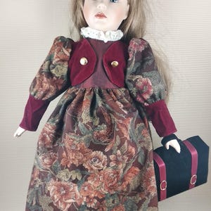 Vintage porseleinen porseleinen porseleinen pop verzamelobject middelgrote Anne van groenblond haar met koffer