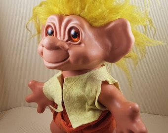 Muñeca troll vintage auténtica, grande, con pelo amarillo, fabricada en Dinamarca, firmada en 1964.