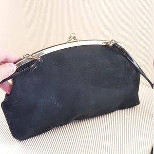 pochette noire vintage avec cadre doré et une poignée en cuir véritable milieu du siècle dernier