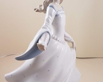 Belle figurine retraitée LLADRO CENDRILLON avec fissure au doigt