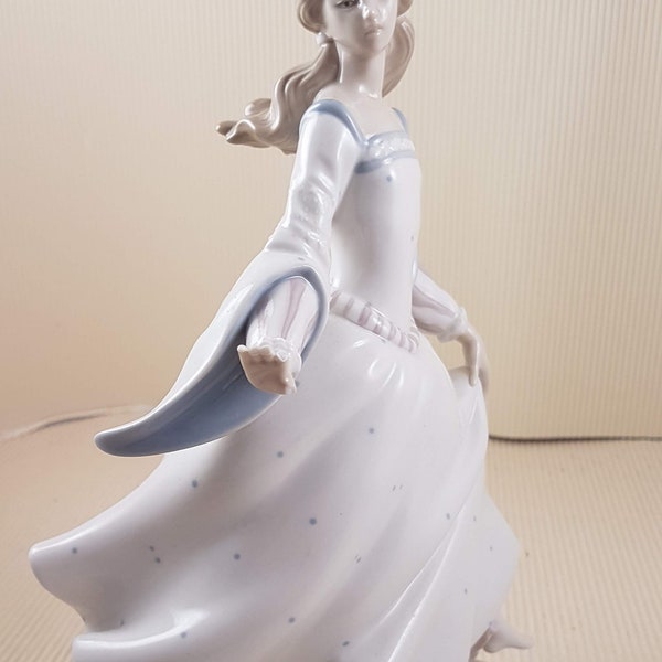 Belle figurine retraitée LLADRO CENDRILLON avec fissure au doigt