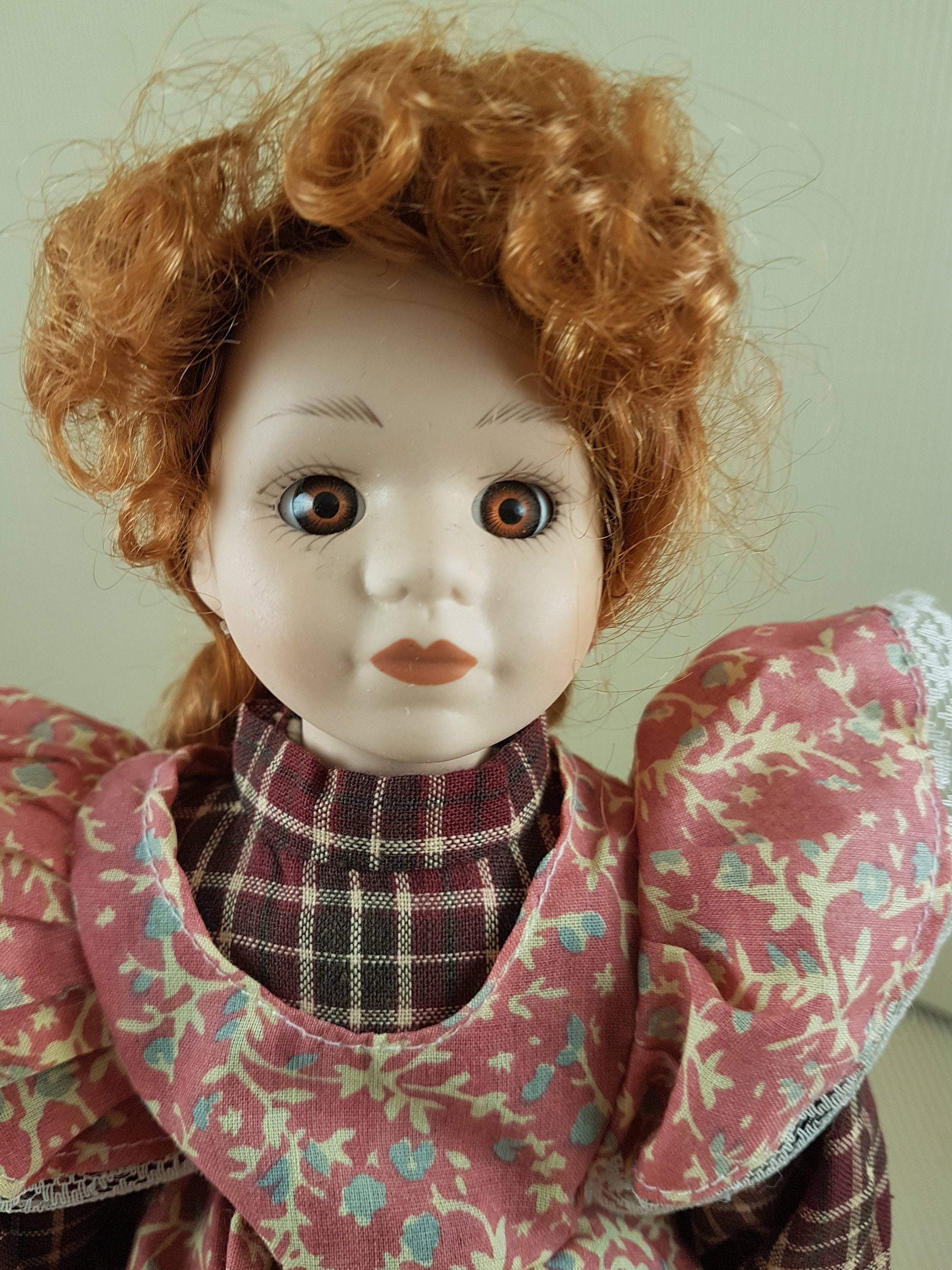 ヴィンテージ ビスク 磁器人形：赤毛、ピンクのドレス、コレクターズ