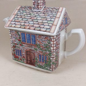 Vintage Sadler Teapot - 17 century cottage