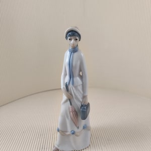 Estatueta de porcelana vintage de menina vitoriana com guarda-chuva