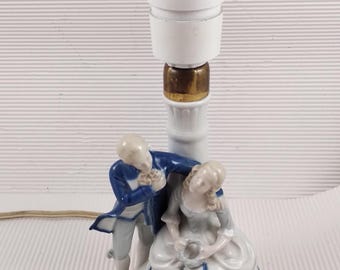Vintage witte Kuehnert Duitse tafellamp met beeldje