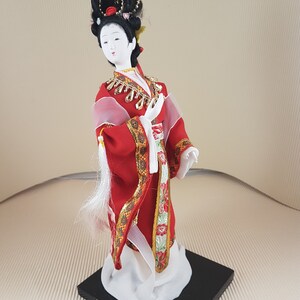 Vintage Brokat-Chinesische Puppe: Klassische Orientalische Statue (32 cm)