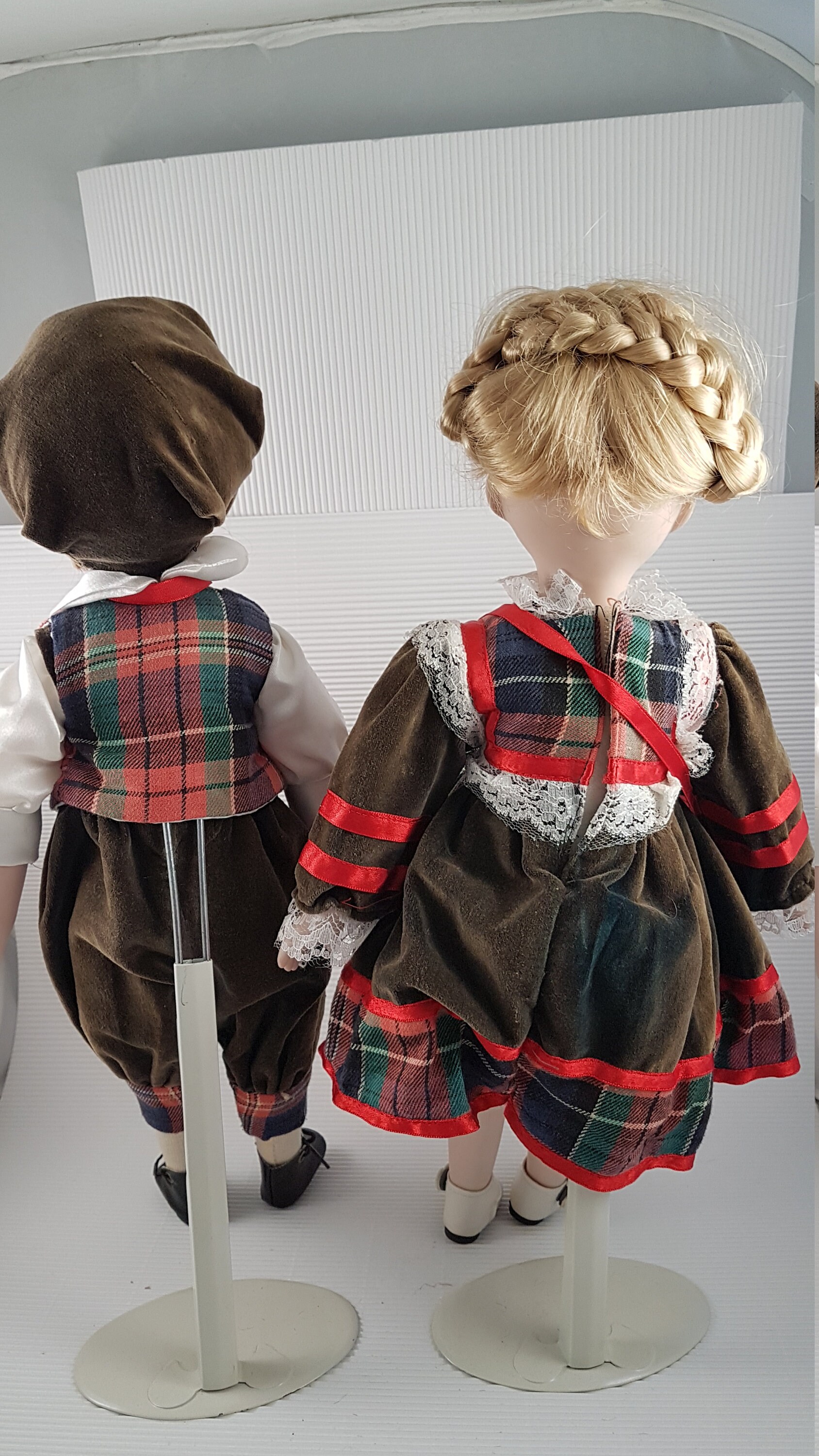 ヴィンテージ磁器人形のペア、男の子と女の子のコレクション