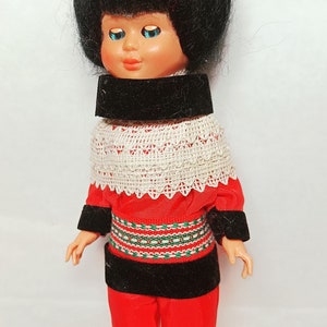 Vintage mini folklore ethnic greenland escimo plastic doll collectible