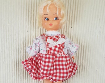 Petite poupée vintage en plastique