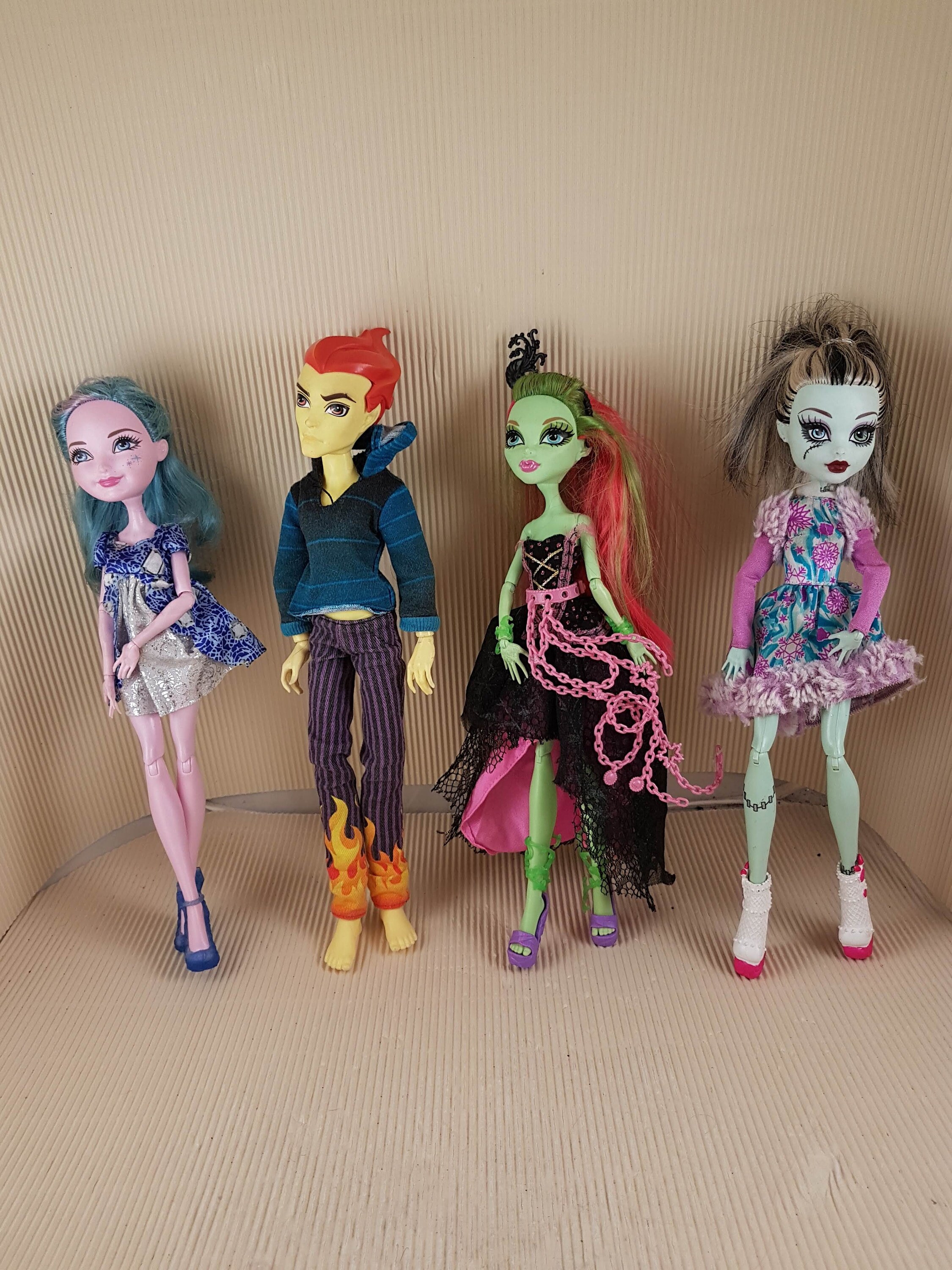 Produtos da categoria Monster High Dolls novos e usados à venda