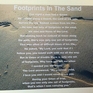 Puede incluir: Impresi&oacute;n con el poema "Footprints in the Sand" sobre un fondo de playa. El texto blanco describe un sue&ntilde;o y huellas en la arena. El poema trata sobre la fe y el apoyo en tiempos dif&iacute;ciles.