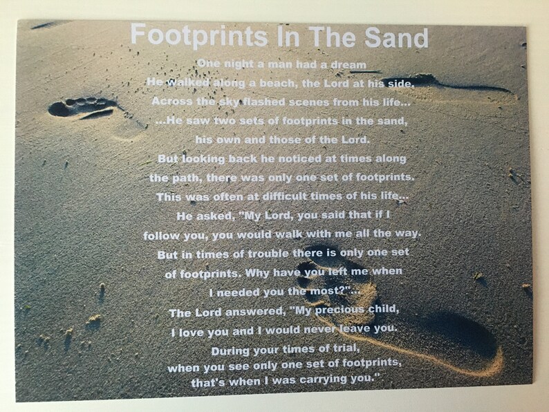 Puede incluir: Impresi&oacute;n con el poema "Footprints in the Sand" sobre un fondo de playa. El texto blanco describe un sue&ntilde;o y huellas en la arena. El poema trata sobre la fe y el apoyo en tiempos dif&iacute;ciles.