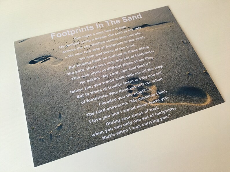 Puede incluir: Impresi&oacute;n con el poema "Footprints in the Sand" sobre un fondo de escena de playa. El texto blanco se superpone a una imagen de huellas en la arena.