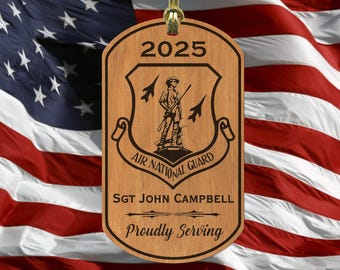 Könnte beinhalten: Ein Holz-Anhänger mit braunem Hintergrund und einer weißen Silhouette eines Soldaten, der ein Gewehr hält. Der Anhänger trägt den Text "2025 Air National Guard Sgt John Campbell Proudly Serving" aufgedruckt.