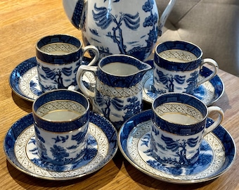 Cabines SILICONEN CHINA Echte oude wilg Vintage koffiepot, espressokopjes / blikjes, schotels en melkkan l Goud verguld l Jaren 1930 l Demitasse