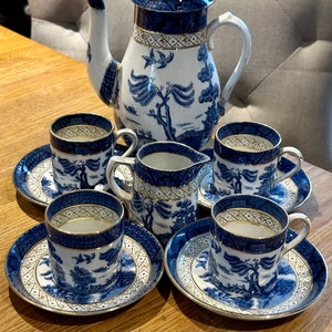 KOFFERS SILICON CHINA Echte oude wilg vintage koffiepot, espressokopjes/blikken, schoteltjes en melkkan l goud verguld l jaren 1930 l demitasse