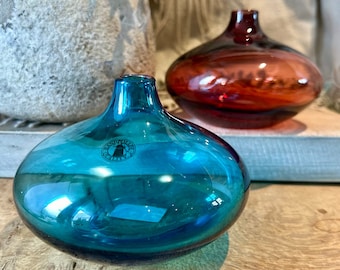 Ikea Salong l Mid Century Vibes l Blaue und rote mundgeblasene Glasvasen | Johanna Jelinek | Vintage Ikea | Vintage Ikea Vase | eingestellt