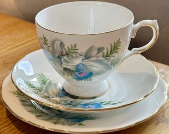 ROYALCROWN BLUE ORCHID Trio tasses à thé et soucoupe et thé / assiette d'accompagnement l Garnitures dorées l Porcelaine anglaise vintage l Prix par trio