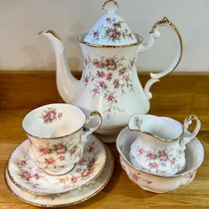 PARAGON VICTORIANA ROSE Kaffekanna, tekoppar, mjölkkanna och sockerskål i porslin l Rosa rosor, ormbunkar och gulddekorationer l Staffordshire l 1980-talet
