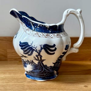 Jarra grande REAL OLD WILLOW Royal Doulton Booths de 1,5 pintas, modelo A8025 Azul y marrón, c. década de 1940-1980, en buen estado.