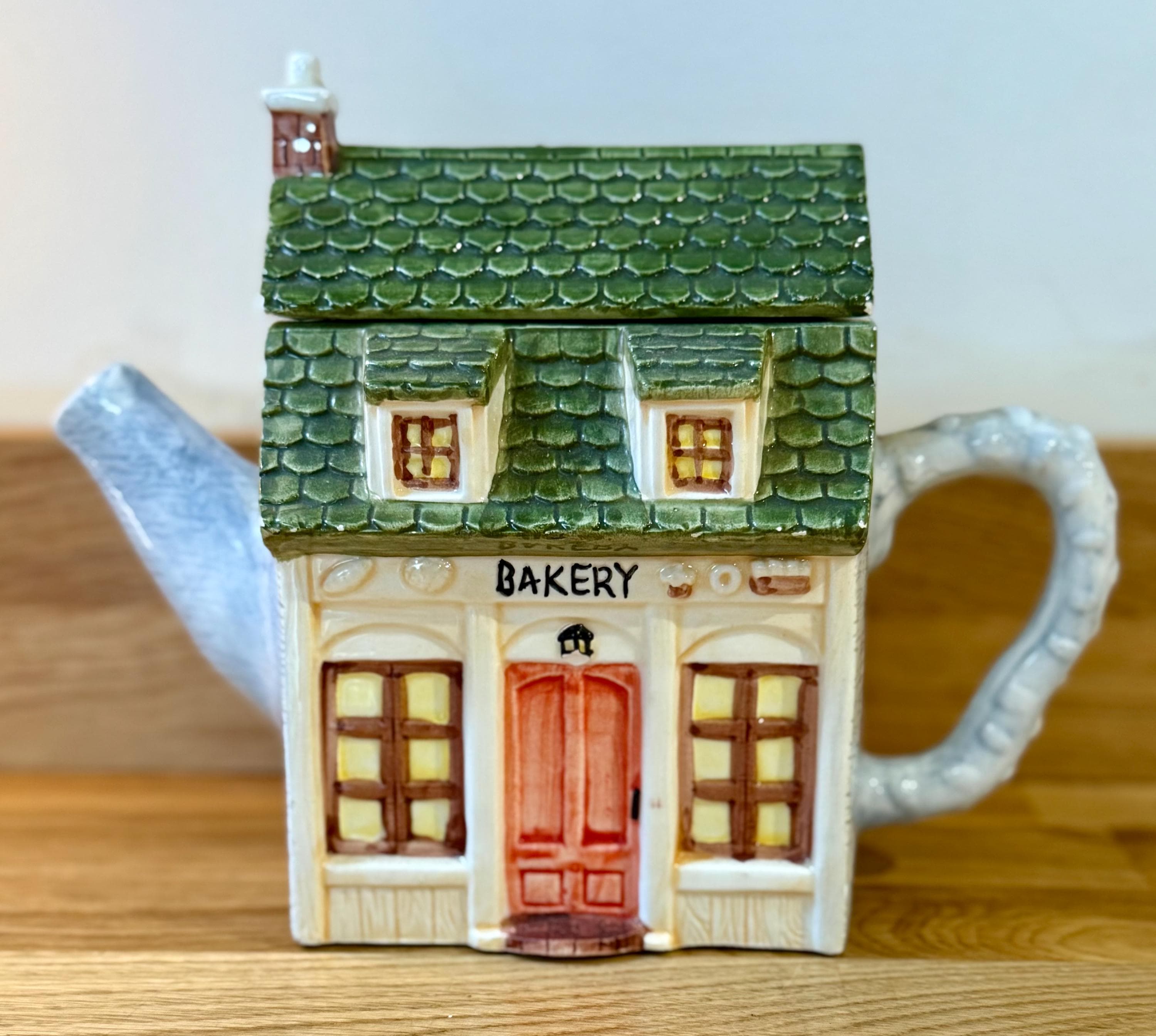 Leonardo Bakery House Teapot – Decorative Ceramic Cottage Teapot