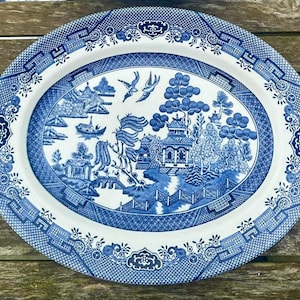 OVAL CHURCHILL PLATTER l Vintage Willow Pattern Plate l Medium White & Blue Oval Platter l Made in England l 31 x 24 cm.