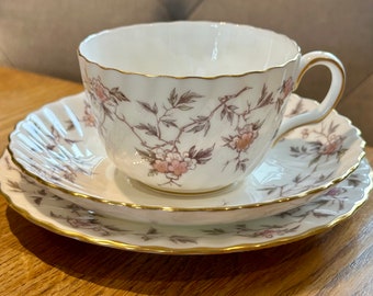 VINTAGE MINTON SUZANNE Trio Inklusive Tasse, Untertasse und Tee / Beilagenteller l Hübsches zartes Rosa Blumen Design l Preis pro Trio