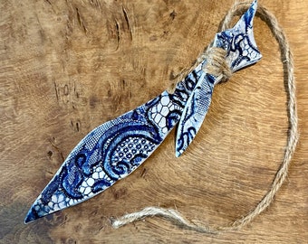 Poissons en porcelaine faits main avec de la ficelle de jute. Imprimé dentelle française et coloration bleu foncé