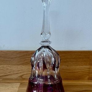 ヴィンテージの本物のブレイク クリスタル ベル。1970 年代から 80 年代にかけて磨かれたクリスタルで、ベルの縁の近くに濃い紫色があります。