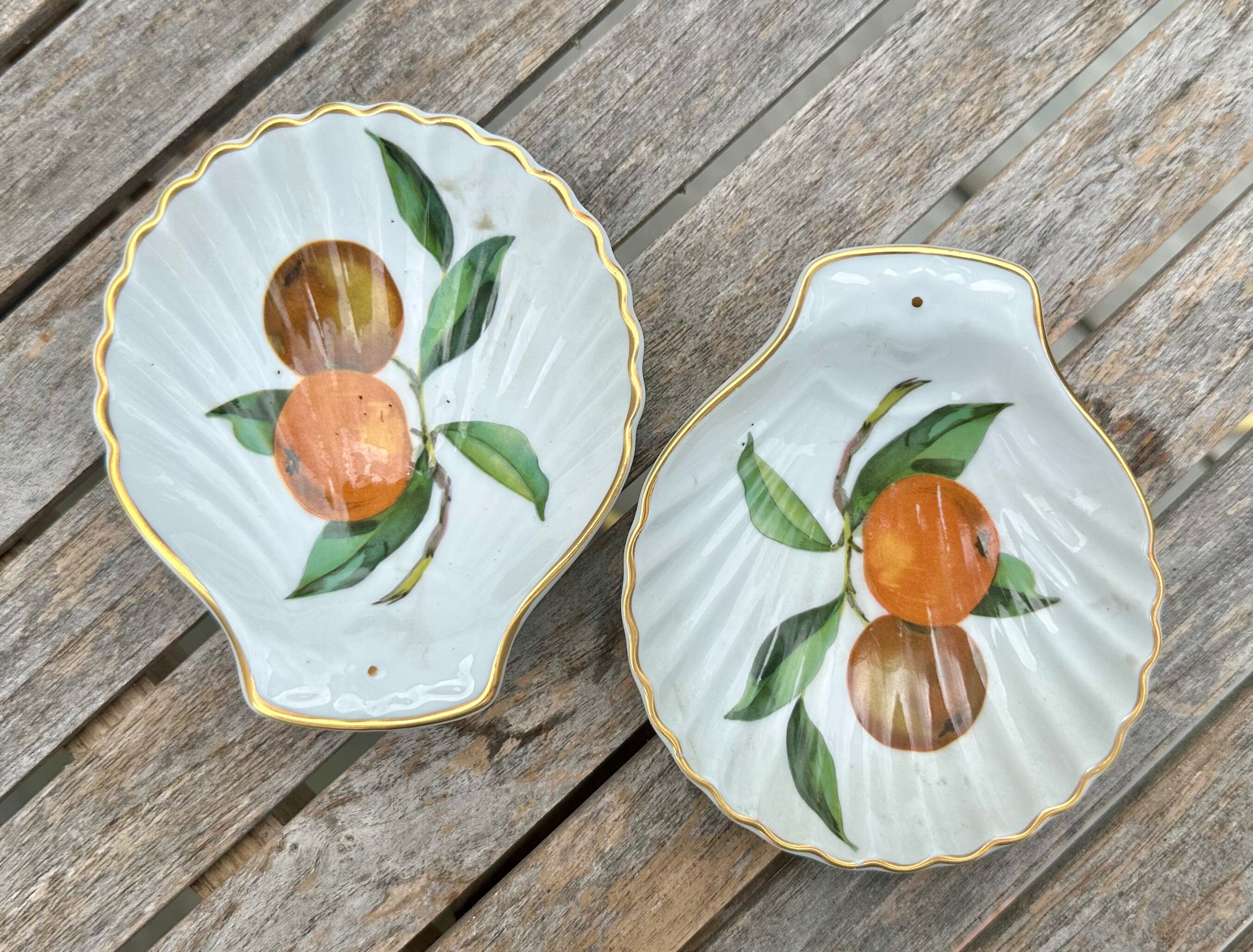 ROYAL WORCESTER EVESHAM Gold and Evesham 'M' Fine Porcelain L Oven