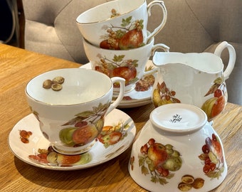 LADY BETH assiettes, tasses et soucoupes vintage, pot à lait et sucre Bienne l Motif fruits l Porcelaine fine | Années 1970 l Or doré l Prix par pièce