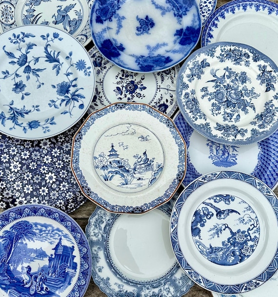Unterschiedliche blaue und weiße Vintage-Teller, Mix and Match Porzellan