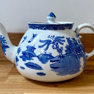 WILLOW TEAPOT Antique Gibson & Sons Burslem England Blue WIllow Magnificent Blue / White Transfer Pattern l Porcelain l Large Approx 2pt
