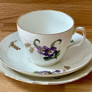Trío de taza de café, platillo y plato auxiliar Aurikel, antiguo y vintage, de Royal Copenhagen. Dinamarca, década de 1940-1950.