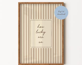 Hoe gelukkig zijn we afdrukken, poster positieve slogan, beige neutrale gestreepte print, handgeschreven citaatkunst, woonkamer, kinderkamer, DIGITALE DOWNLOAD